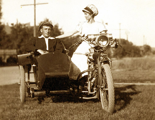 1910 sidecar couple from indianchiefmotorcycles dot com